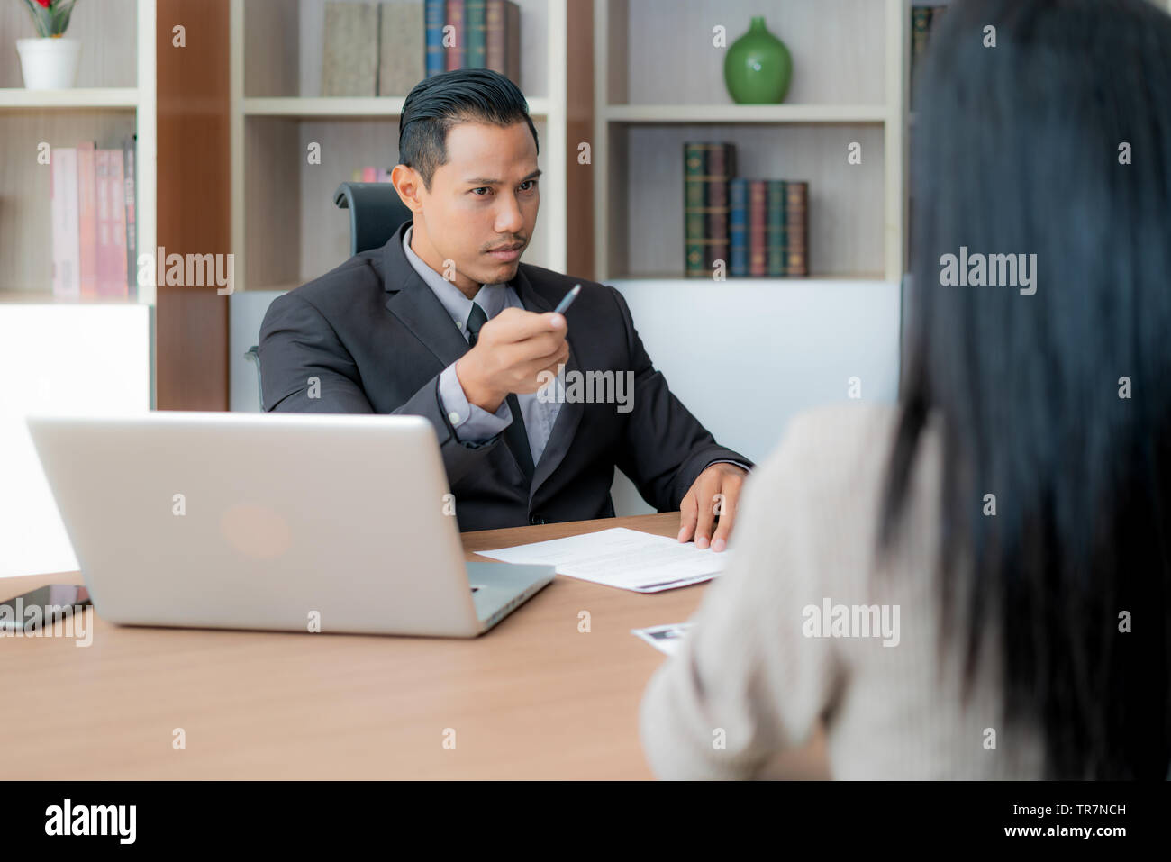 Il colloquio di lavoro, uomo d'affari asiatici manager ascoltare le risposte dei candidati per il colloquio di lavoro. Foto Stock