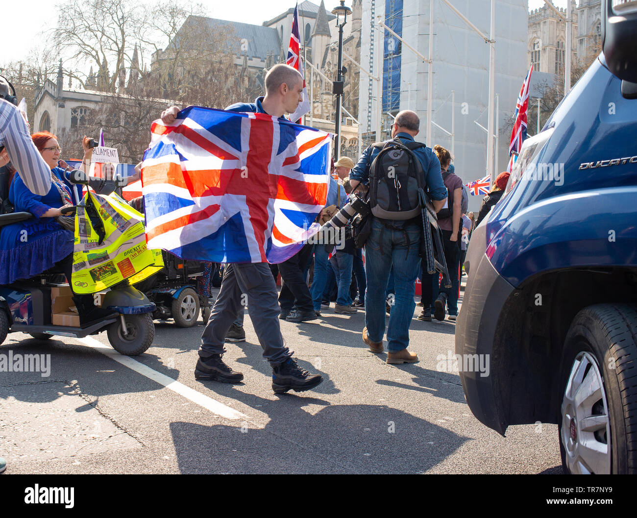 I sostenitori della Brexit si riuniscono a Parliament Square, Londra, per marzo per lasciare rally, il giorno in cui il Regno Unito avrebbe dovuto lasciare l’Unione europea, ma non è riuscito a. Foto Stock