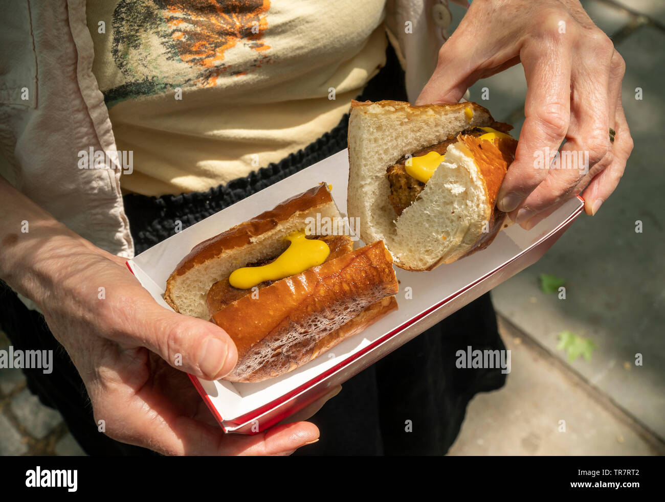 Un buongustai con il suo pranzo di oltre il marchio di carne al di là della salsiccia al un evento promozionale a New York il giovedì 24 maggio, 2019. La pianta-proteina basato su start-up al di là di carne ha avuto di recente la sua offerta pubblica iniziale. (© Richard B. Levine) Foto Stock