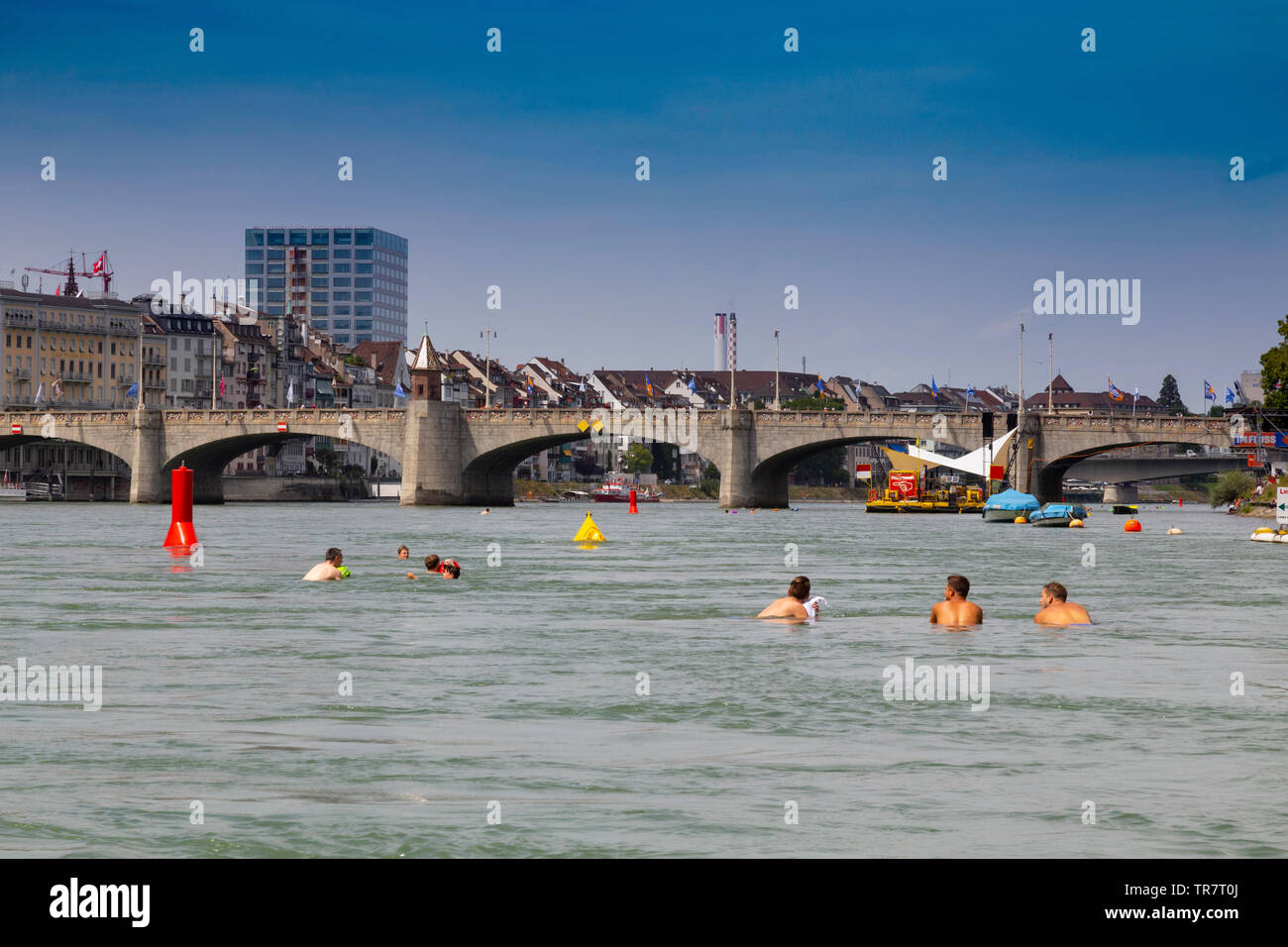 A Basilea, è consuetudine per nuotare giù il fiume Rihn nelle calde giornate estive, entrare in acqua tra il Wettsteinbrücke Johanniterbrücke e ponti Foto Stock