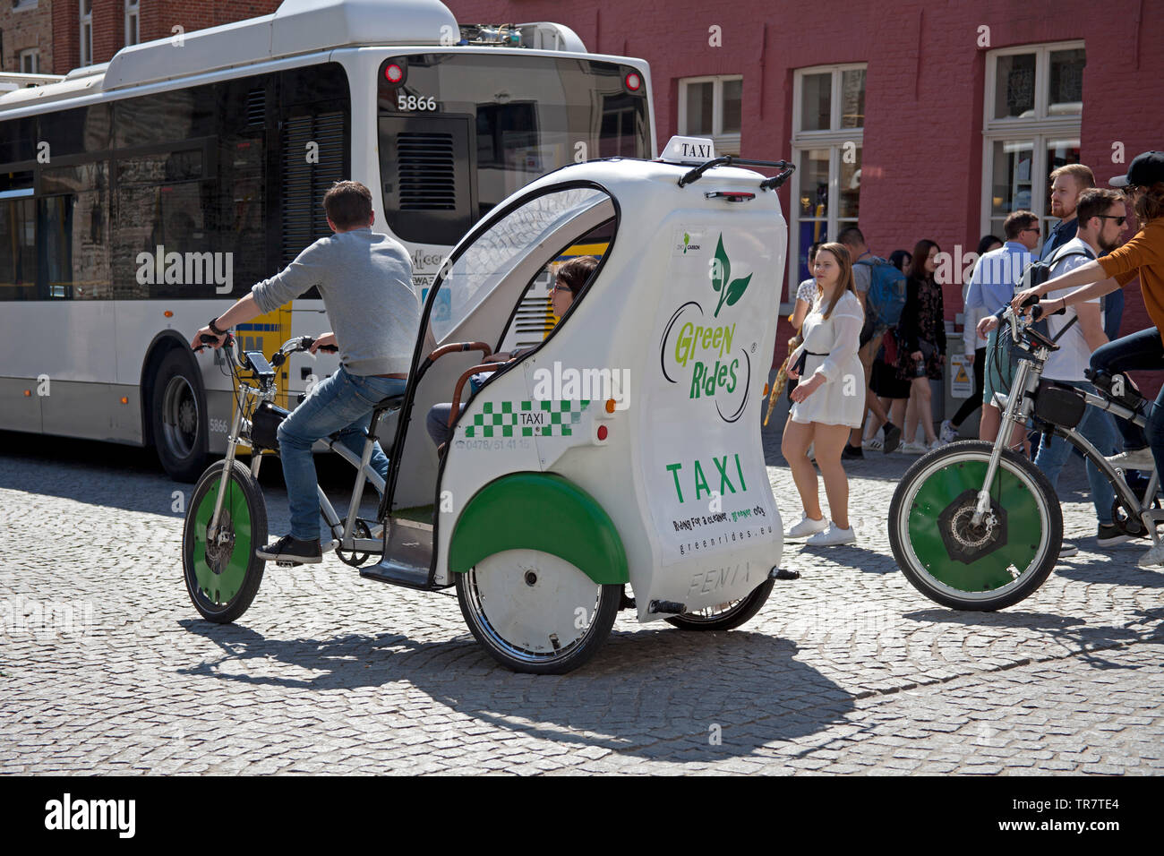 Bruges, Belgio, eco friendly, triicycle, rikshaw, taxi, veicolo, Europa Foto Stock