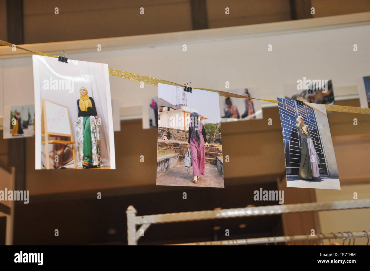 Foto di modelli indossare abiti musulmani appendono in uno stand durante l'Indonesia musulmana Expo di moda. Musulmani industria moda cresce molto rapidamente in Indonesia in t Foto Stock