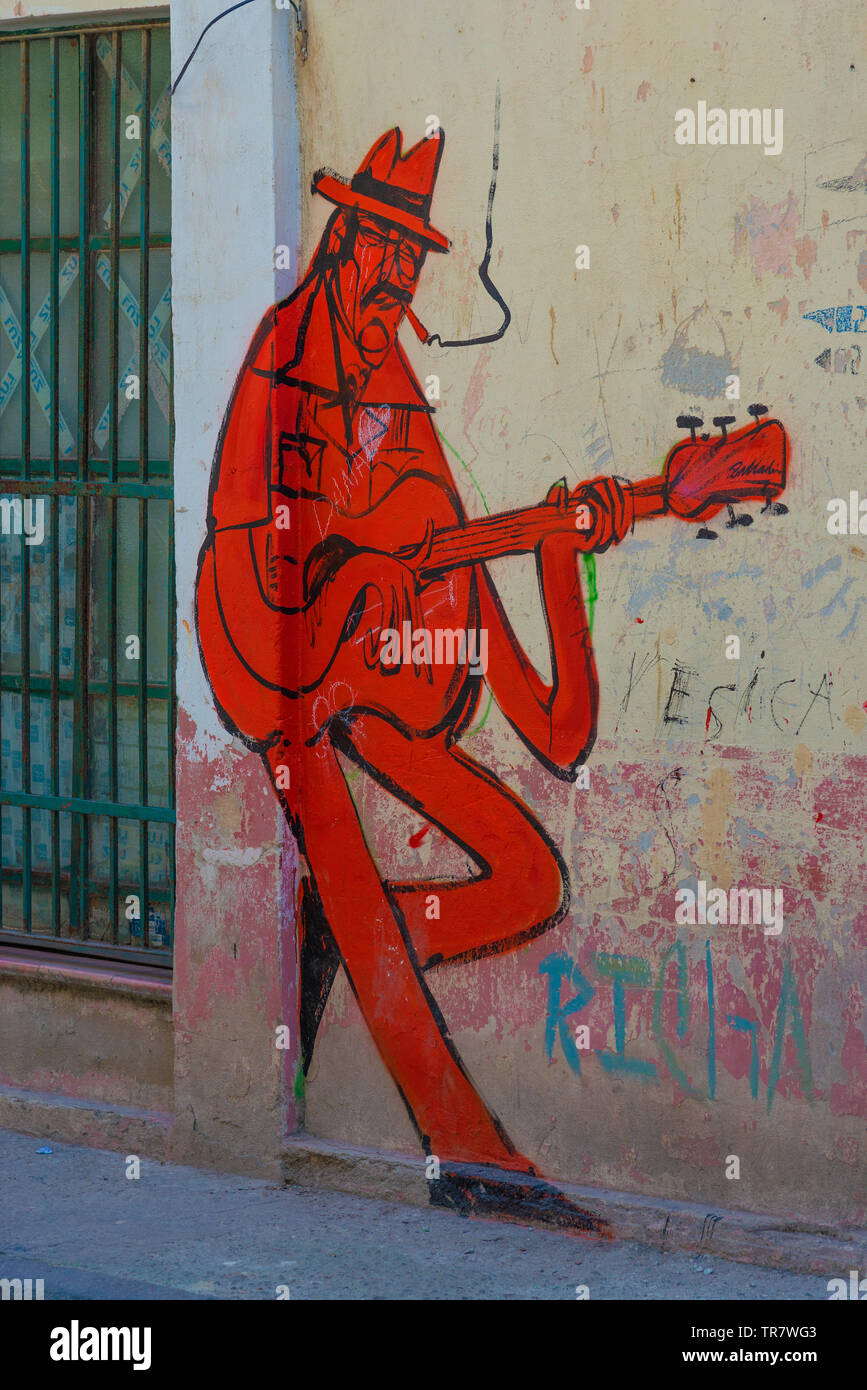 Murale di uomo cubano a suonare la chitarra su un muro nella Città Vecchia di l'Avana, Cuba, Caraibi Foto Stock