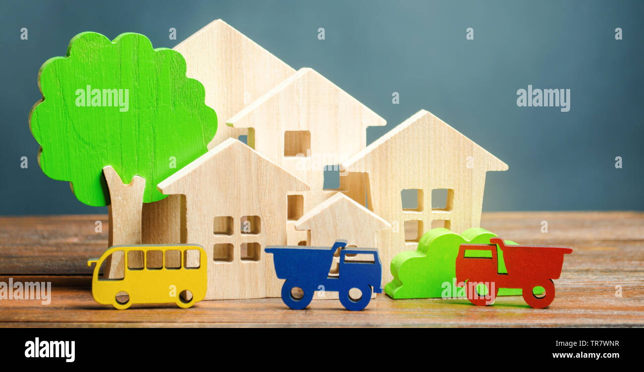 La città in miniatura. I bambini di figure e giochi didattici. Case di legno, alberi e veicoli. Il concetto di urbanizzazione. La crescita e lo sviluppo del th Foto Stock