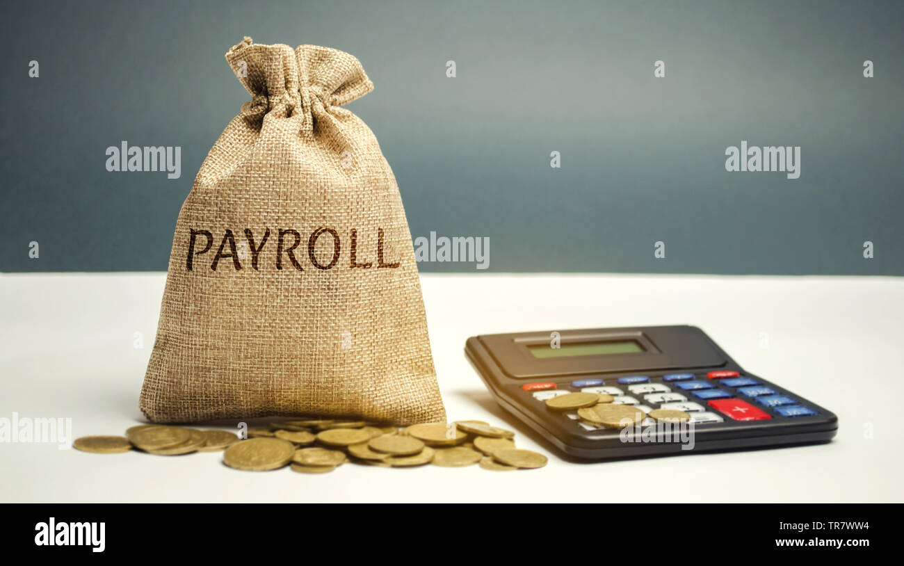 Sacco di denaro con la parola Payroll e calcolatrice. Payroll è la somma totale di tutte le compensazioni di un business devono pagare ai propri dipendenti per un periodo di Foto Stock