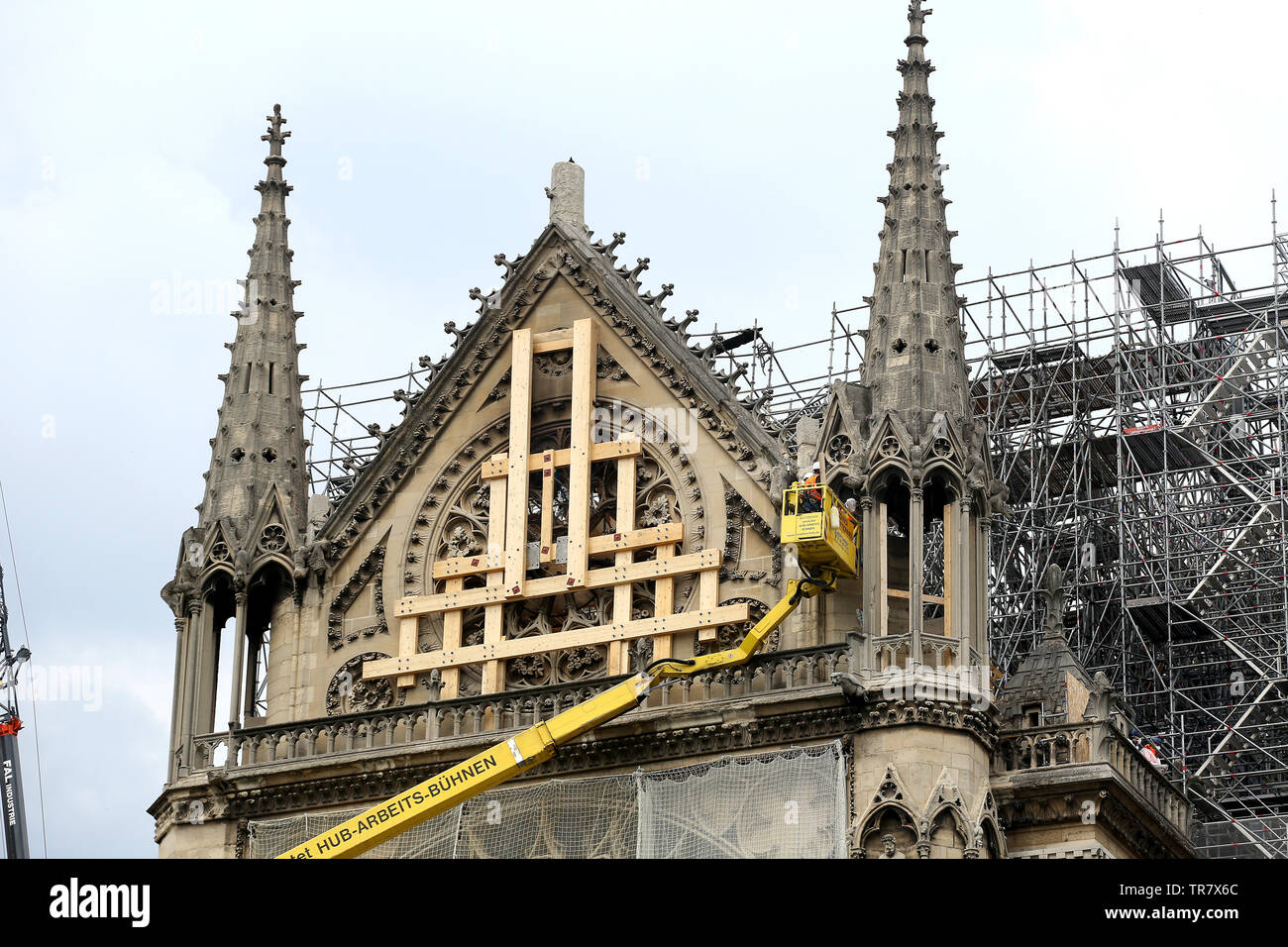 Viene avviata la ricostruzione alla cattedrale di Notre Dame a Parigi in Francia che è stata notevolmente danneggiata da un incendio il 15 aprile 2019. Foto Stock