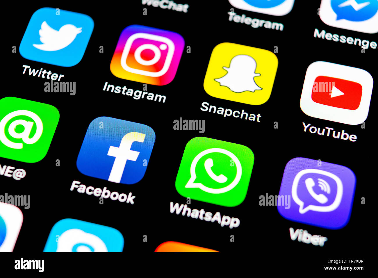 Sankt-Petersburg, Russia, luglio 29, 2018: Apple iPhone X con le icone dei social media facebook instagram, twitter snapchat, applicazione google Sul ghiaione Foto Stock