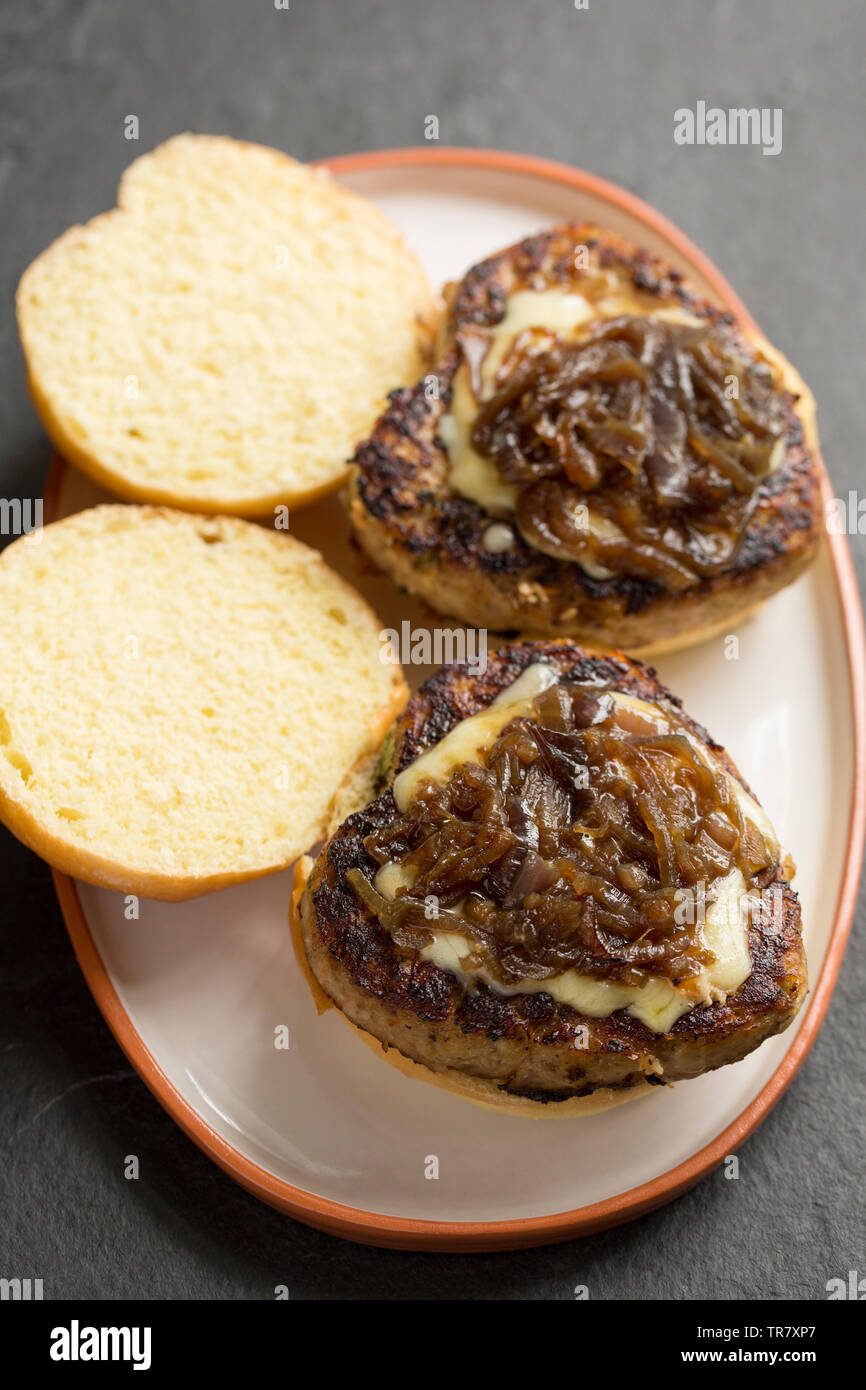 Due hamburger di fagiano a base di filetto tritato e carne di coscia da un tiro di fagiano durante un tiro di gioco. Sono stati cotti con pangrattato, carro grattugiato Foto Stock