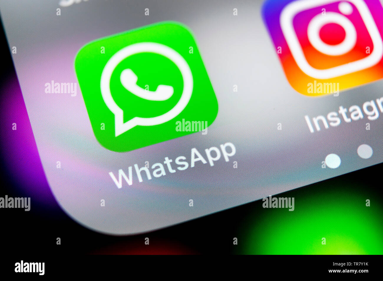 Sankt-Petersburg, Russia, Agosto 10, 2018: Whatsapp messenger icona applicazione su Apple iPhone X lo schermo dello smartphone di close-up. Whatsapp messenger app ic Foto Stock