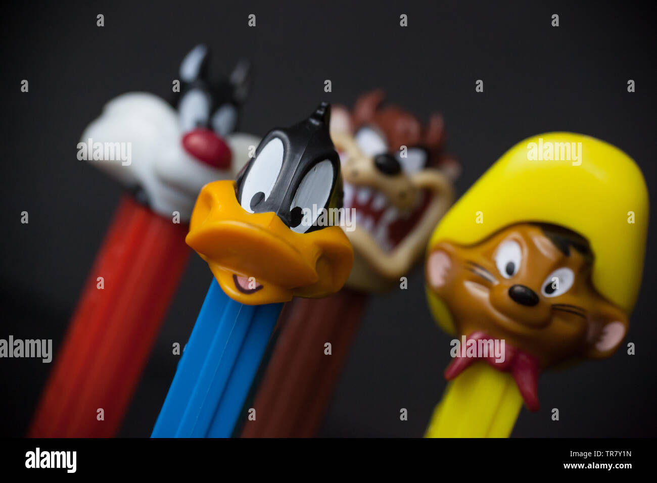 WOODBRIDGE, NEW JERSEY / STATI UNITI: Maggio 12, 2019: Colorful Looney Tunes Pez dispenser da degli anni ottanta e novanta sono visti contro un nero backgroun Foto Stock