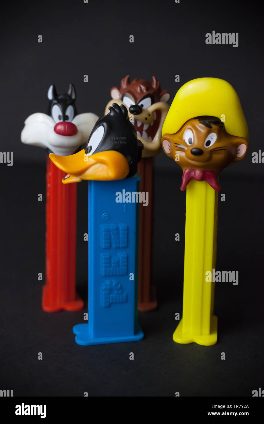 WOODBRIDGE, NEW JERSEY / STATI UNITI: Maggio 12, 2019: Colorful Looney Tunes Pez dispenser da degli anni ottanta e novanta sono visti contro un nero backgroun Foto Stock
