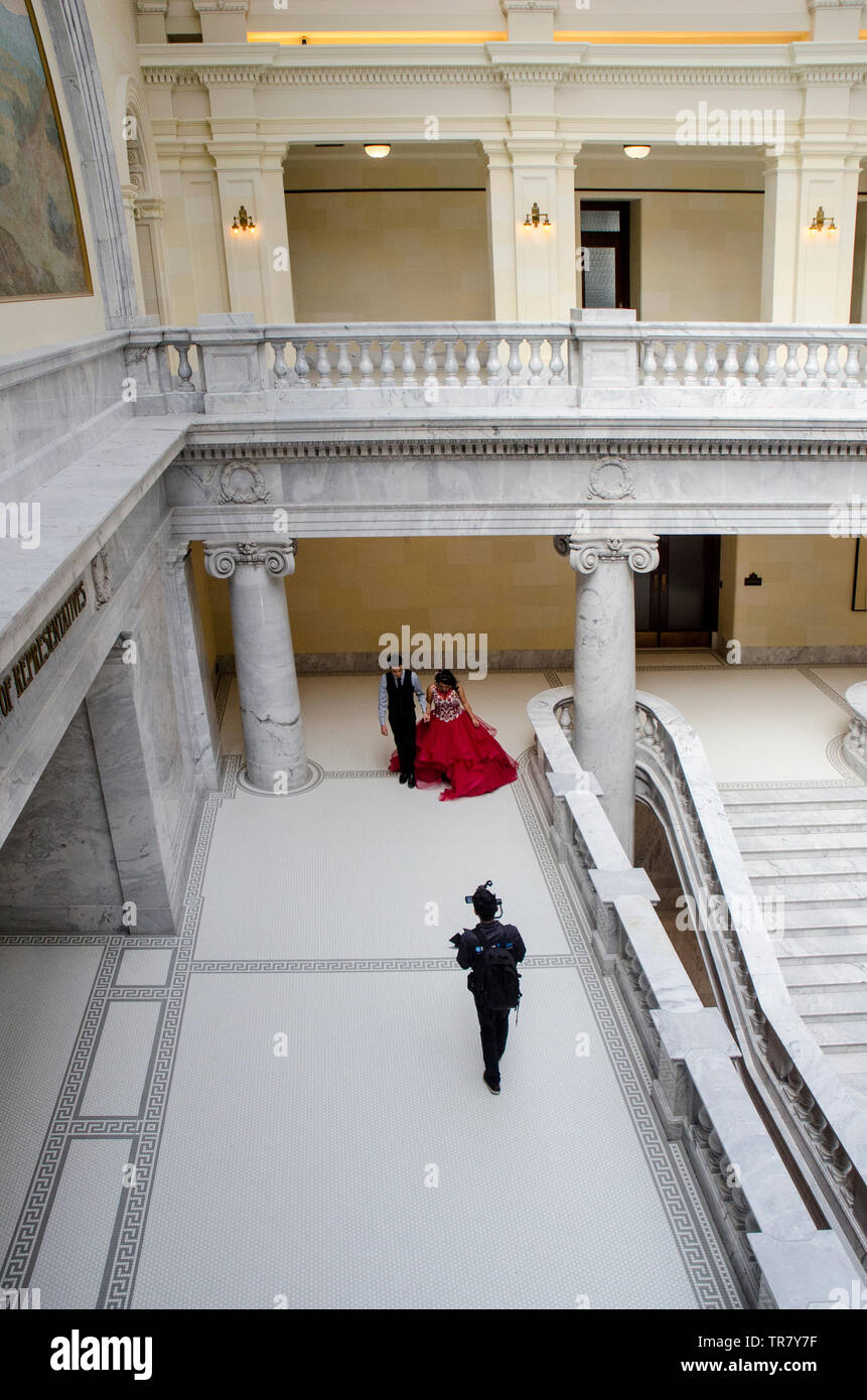 Festeggiamo Fiesta de vince años (Quinceañera) il quindicesimo compleanno di una ragazza a Salt Lake City, Utah Foto Stock