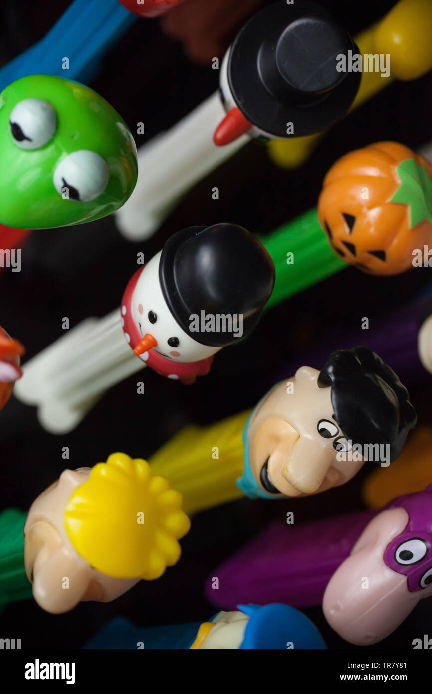 WOODBRIDGE, NEW JERSEY / STATI UNITI: Maggio 12, 2019: Colorful Pez dispenser da degli anni ottanta e novanta sono visti contro uno sfondo nero Foto Stock