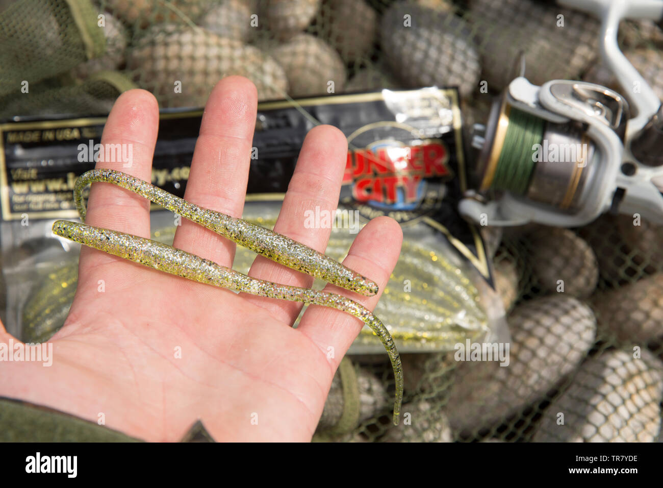 Lunker City esche essendo utilizzato per la pesca a terra su una spiaggia nel Regno Unito. Il Dorset England Regno Unito GB Foto Stock