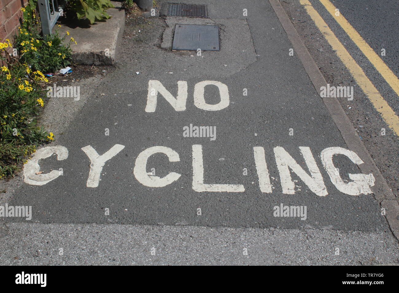 Nessun segno di ciclismo dipinta sul sentiero in Selby North Yorkshire, Gran Bretagna Foto Stock