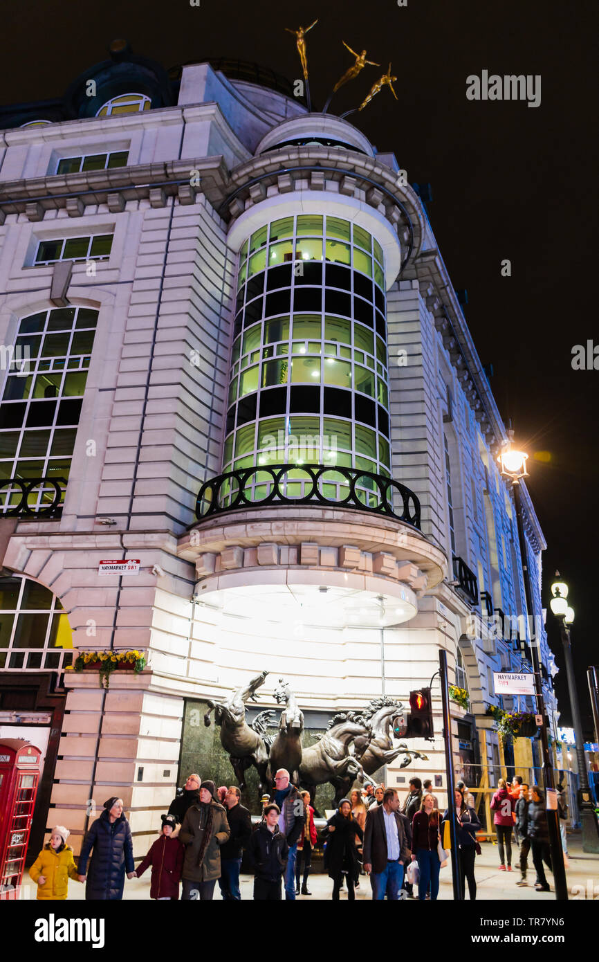 Londra, vista di Piccadilly Circus di notte Foto Stock