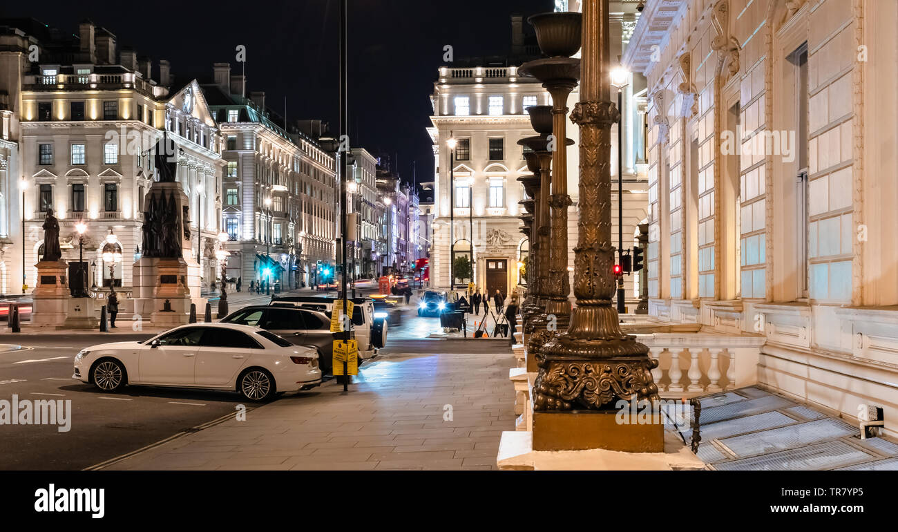 Londra, vista di piazza Waterloo di notte Foto Stock