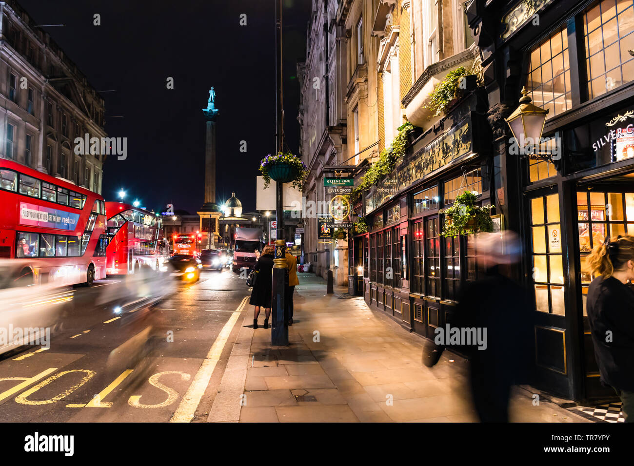 Londra, vista di Trafalgar square a notte Foto Stock