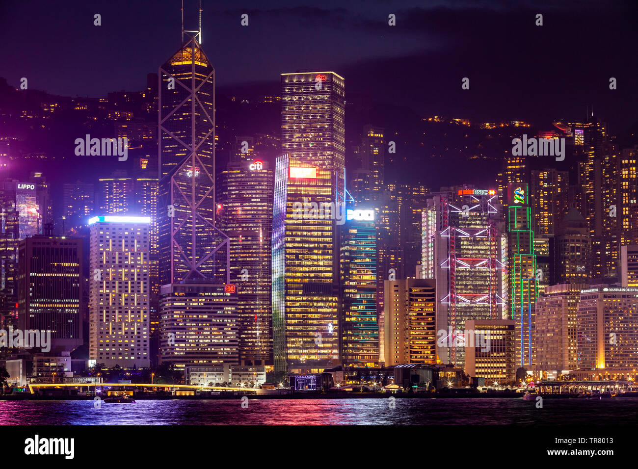 La skyline di Hong Kong visto dal lungomare, Kowloon, Hong Kong, Cina Foto Stock