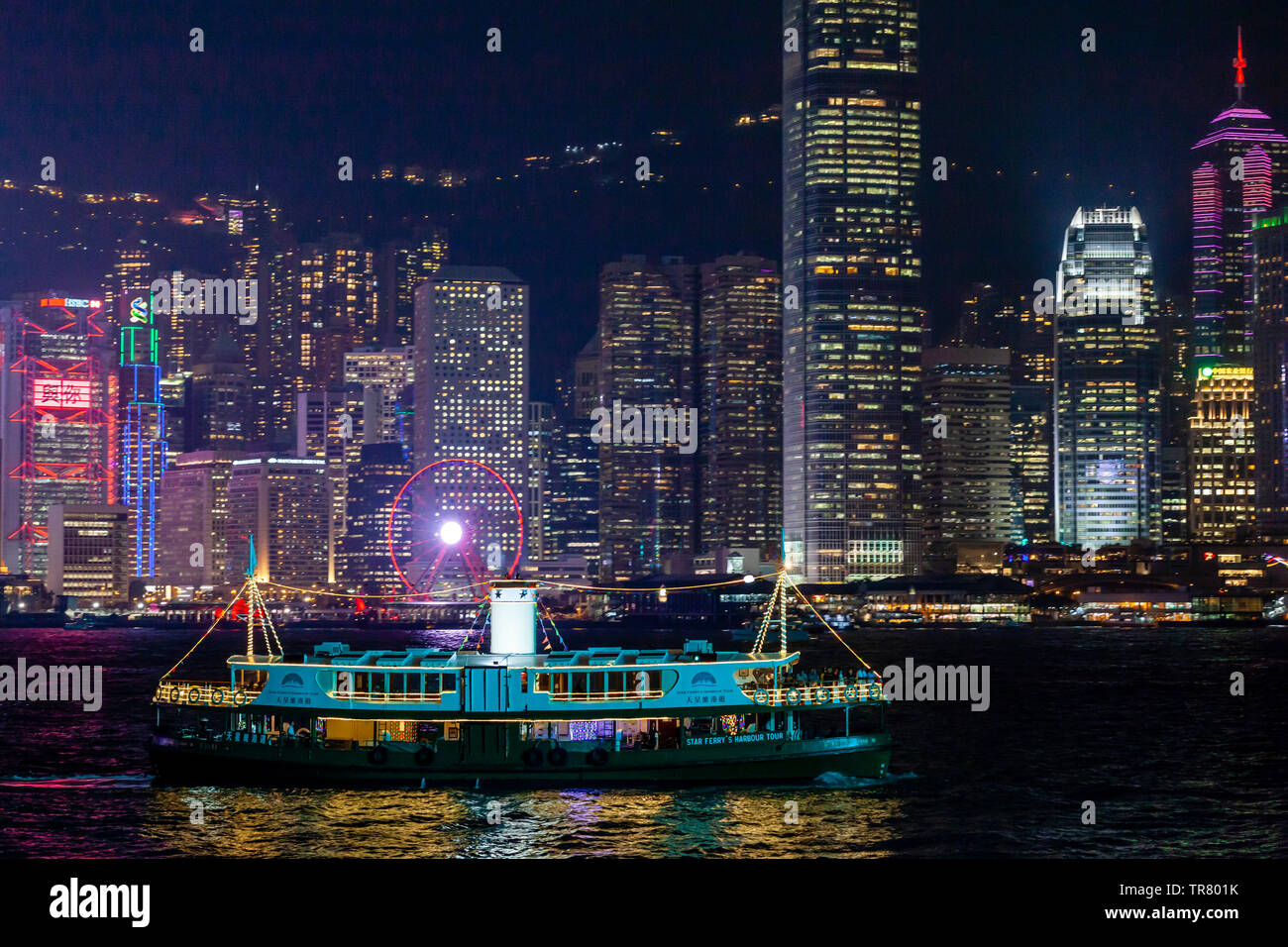 Il Traghetto Star's Harbor Tour in Barca e la skyline di Hong Kong visto dal lungomare, Kowloon, Hong Kong, Cina Foto Stock