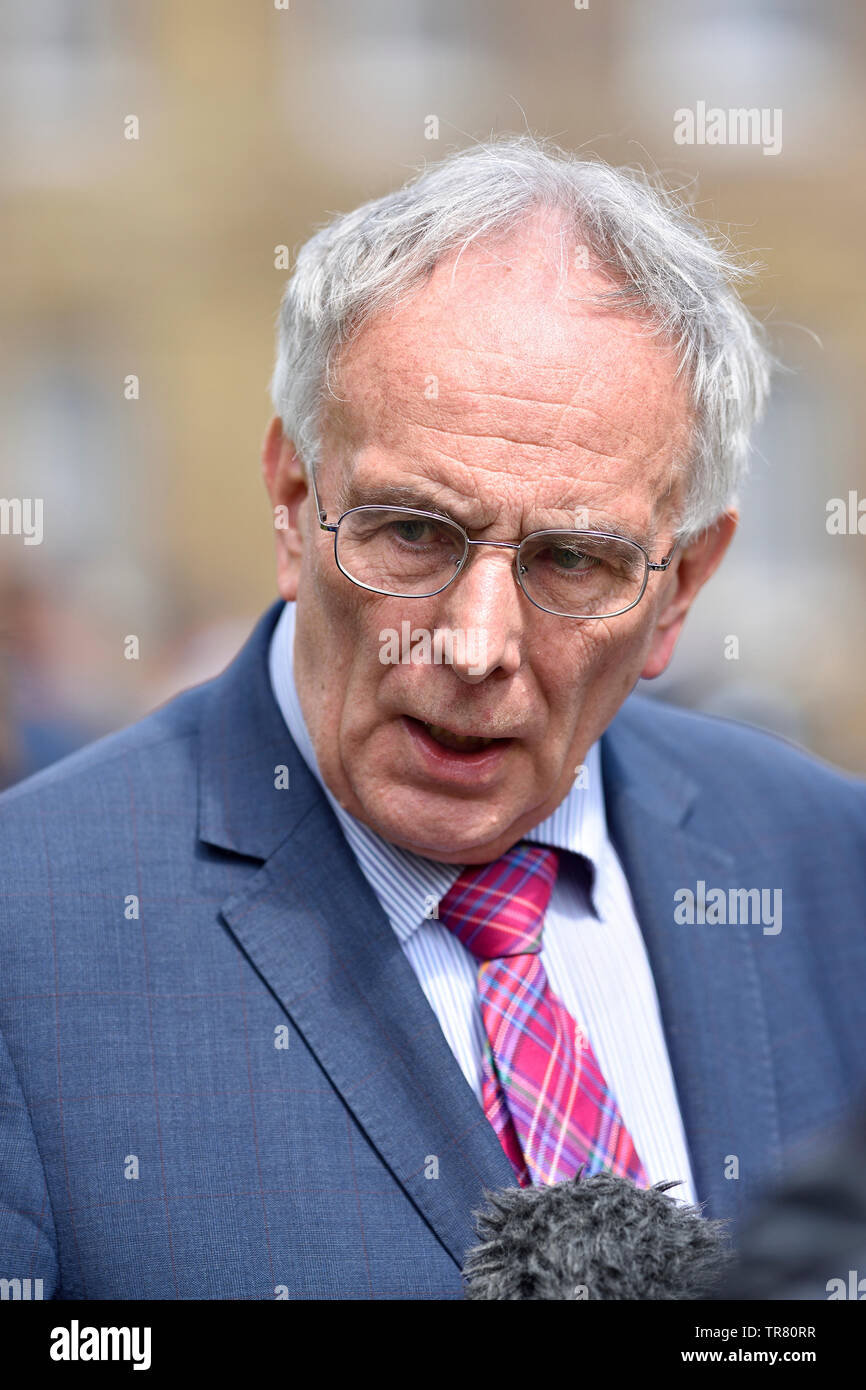 Pietro osso MP (Cost: Wellingborough) essendo intervistato su College Green, Westminster 24 maggio 2019.... Foto Stock