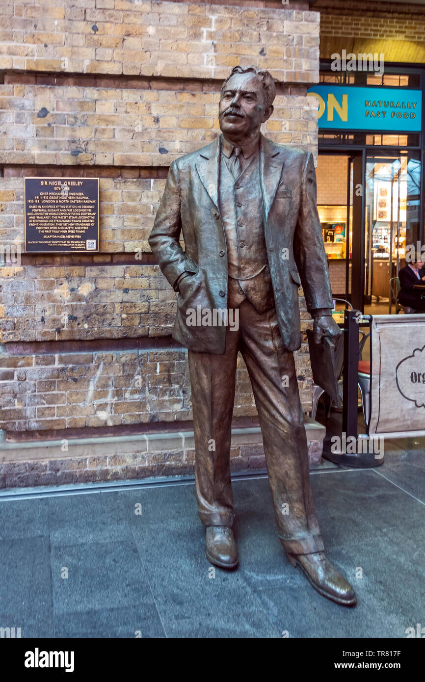 Statua di Sir Nigel Gresley in Kings X stazione ferroviaria Londra Inghilterra REGNO UNITO Foto Stock