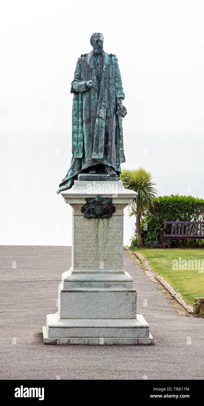 Statua di Spencer Compton Cavendish ottavo duca di Devonshire in giardini off Grand Parade Eastbourne East Sussex England Regno Unito Foto Stock