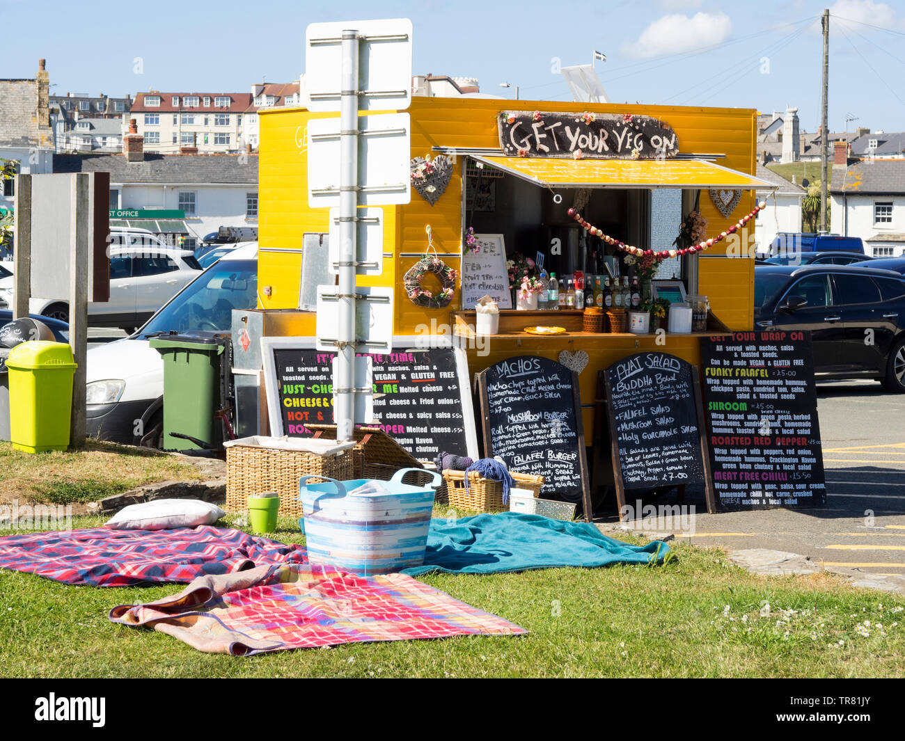 Ottieni il tuo veg sul rimorchio alimentari, vendita vegetariano e vegano cibo accanto al canal, Bude, Cornwall, Regno Unito Foto Stock