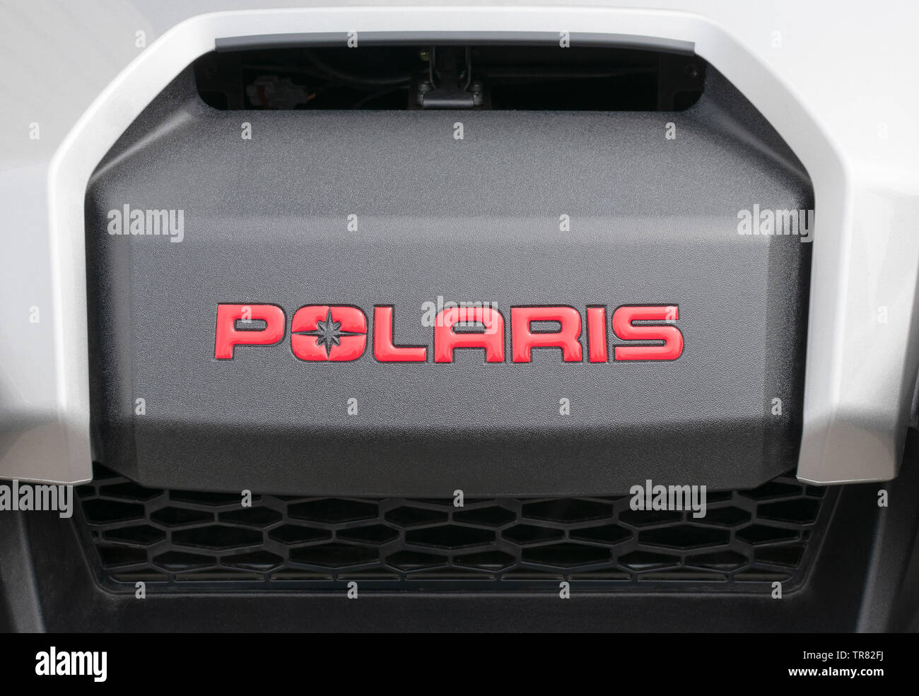 Stekene, Belgio, 26 maggio 2019, Polaris. Dettaglio rosso e logo del marchio. La Slingshot è un veicolo a tre ruote con due ruote anteriori, e un singolo Foto Stock