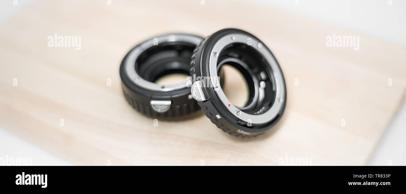 Kit di fotografia - macro tubo prolunga isolato su sfondo di legno Foto Stock