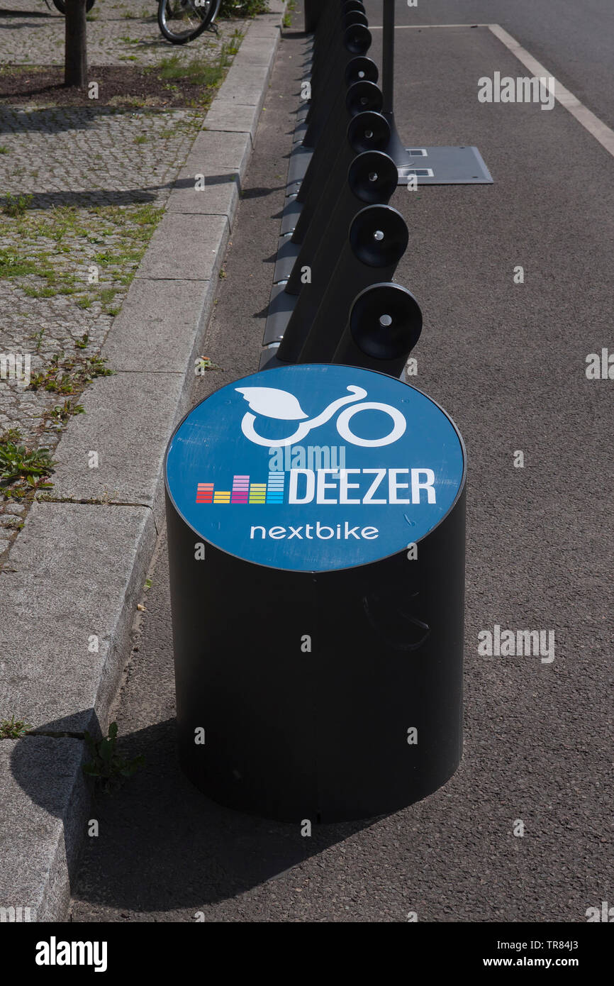 Stazione di Deezer nextbike a Berlino Foto Stock