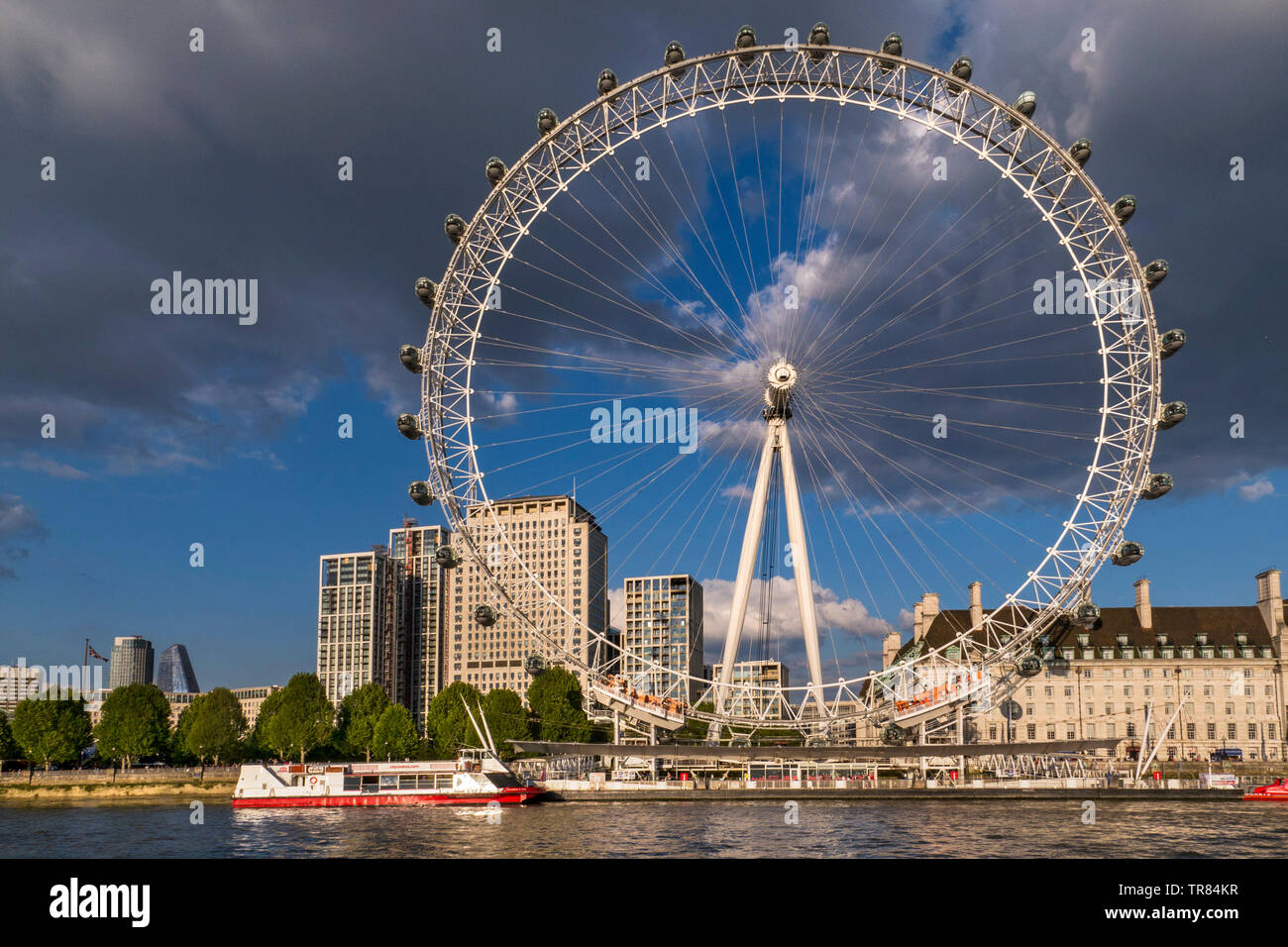Il London Eye, il Marriott County Hall e la Shell HQ dal Molo di Westminster Victoria Embankment con City Cruises tour in barca Westminster Londra Inghilterra REGNO UNITO Foto Stock