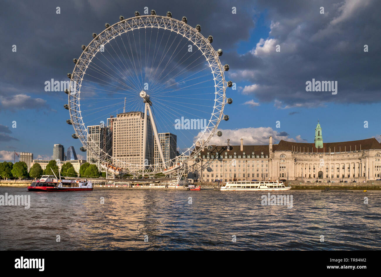 Il London Eye, il Marriott County Hall e la Shell HQ dal Molo di Westminster Victoria Embankment con City Cruises tour in barca Westminster Londra Inghilterra REGNO UNITO Foto Stock