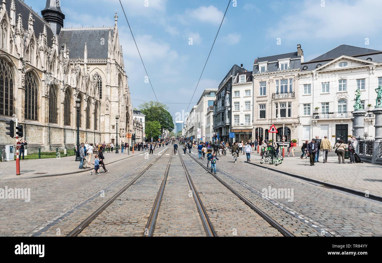 Bambini e famiglie palying e camminare sul railwaytracks di Rue de la Régence durante la celebrazione dei 150 anni di tramvie, Bruxelles Foto Stock