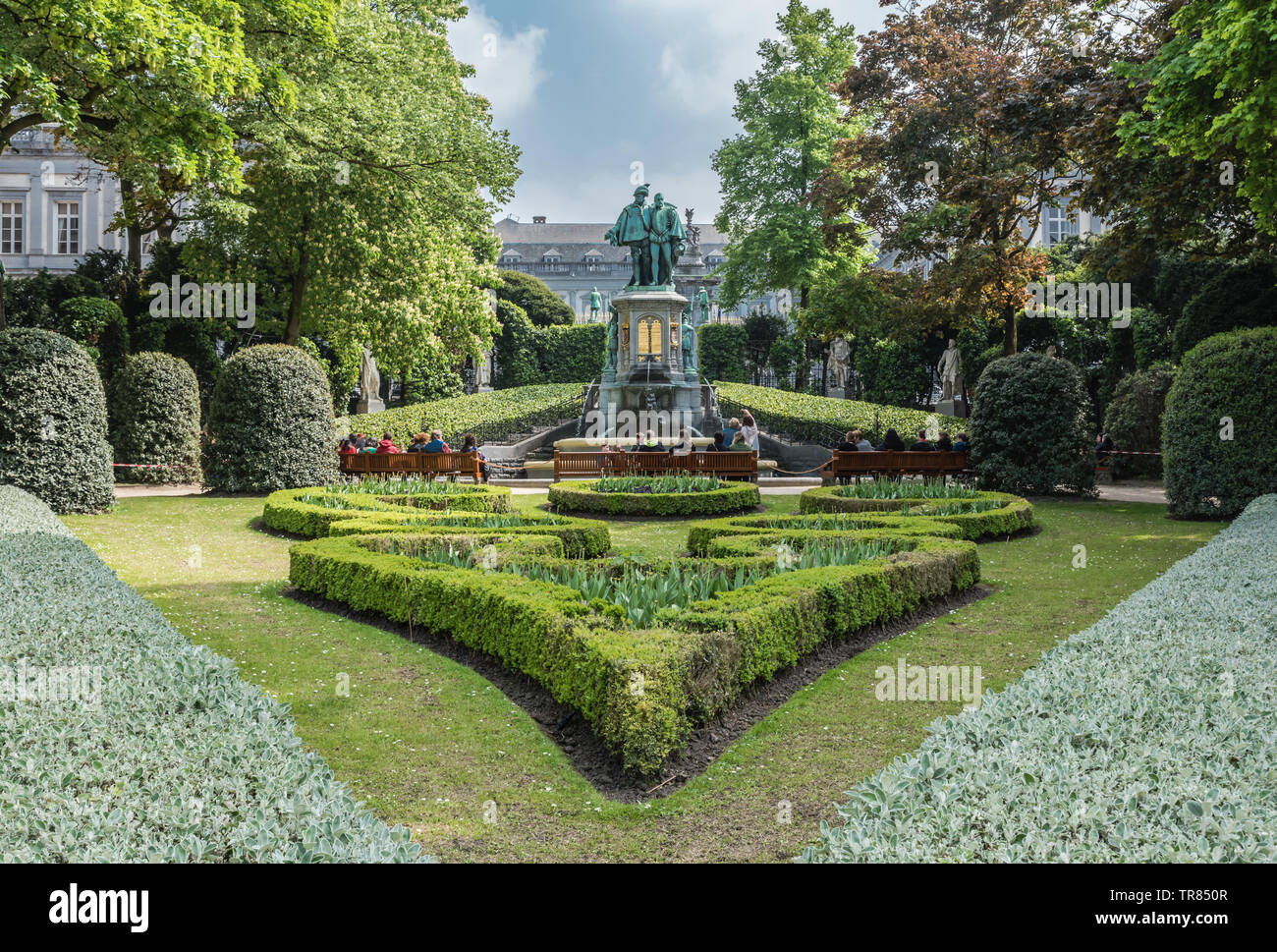 L Eglise du Sablon chiesa e il parco Egmont nel centro di Bruxelles durante una giornata di sole in primavera Foto Stock