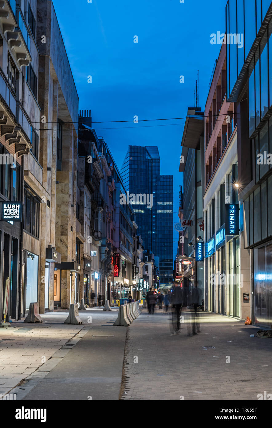 Bruxelles Città Vecchia / Belgio - 05 22 2019: la gente camminare attraverso la Rue Neuve - Nieuwstraat tarda notte con tutti i negozi sono chiusi Foto Stock