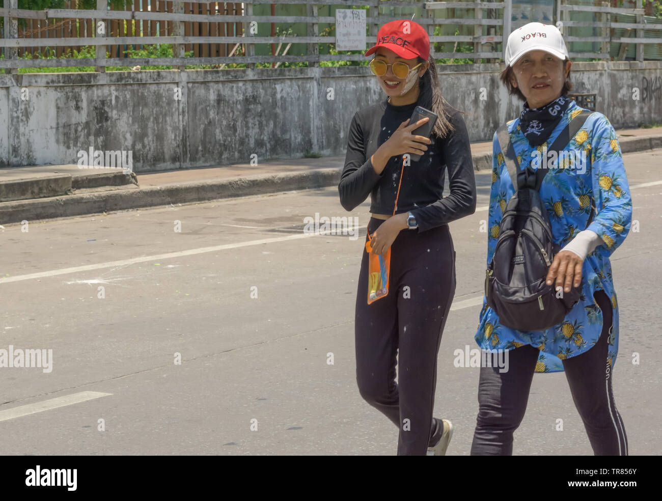 PATTAYA,THAILANDIA - Aprile 19,2019:Beachroad due Tailandese donne erano sul loro modo di festeggiare l'ultimo giorno del Songkran,che è la Vigilia di Capodanno della Thailandi Foto Stock