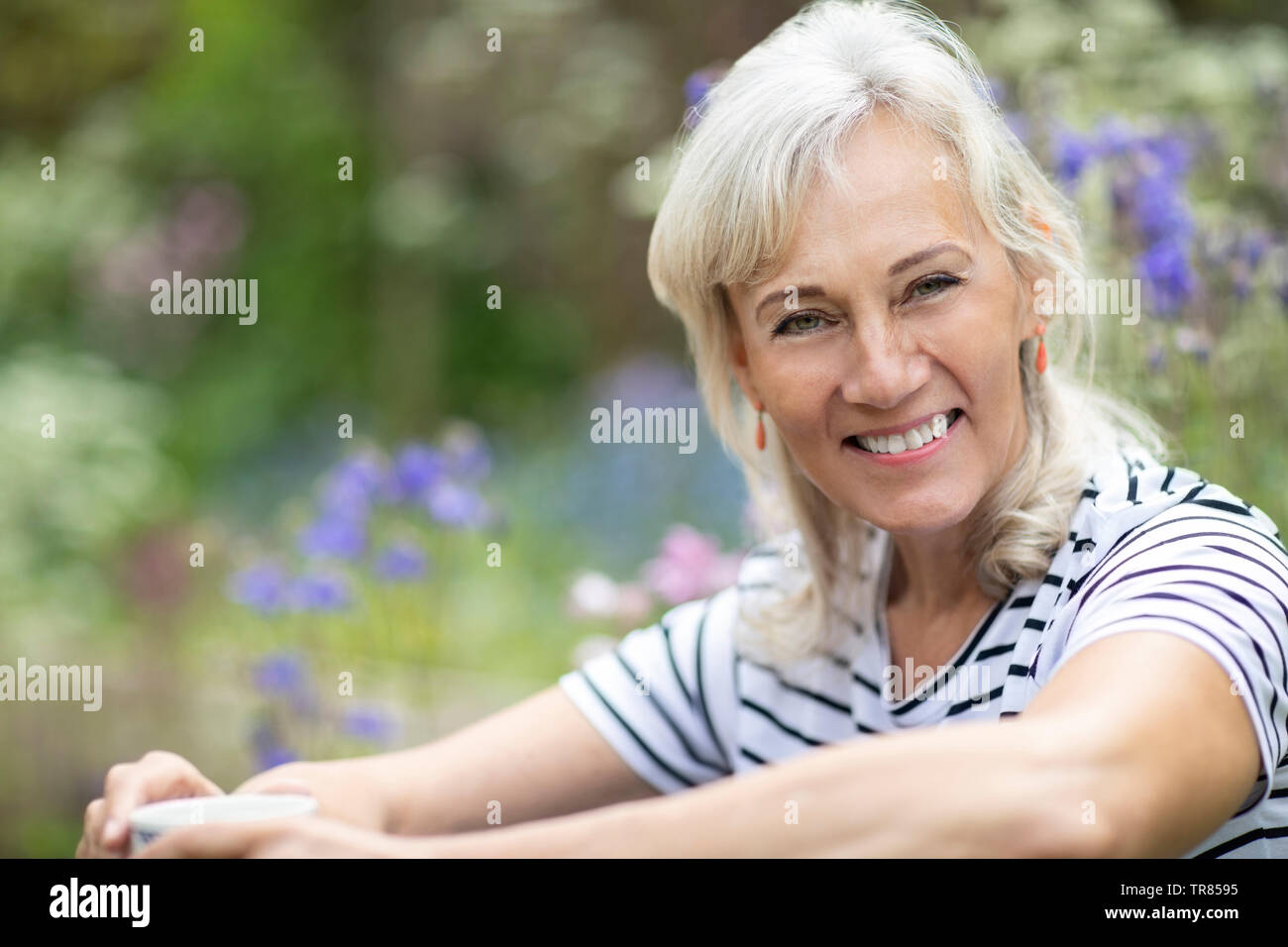 Ritratto di donna Senior relax nel giardino di casa Foto Stock