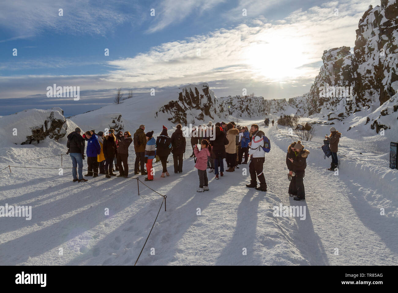 Un gruppo di turisti nella Rift valley segnando il mid-Atlantic ridge in Thingvellir National Park, Islanda. Foto Stock
