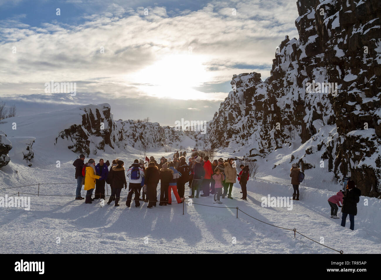 Un gruppo di turisti nella Rift valley segnando il mid-Atlantic ridge in Thingvellir National Park, Islanda. Foto Stock