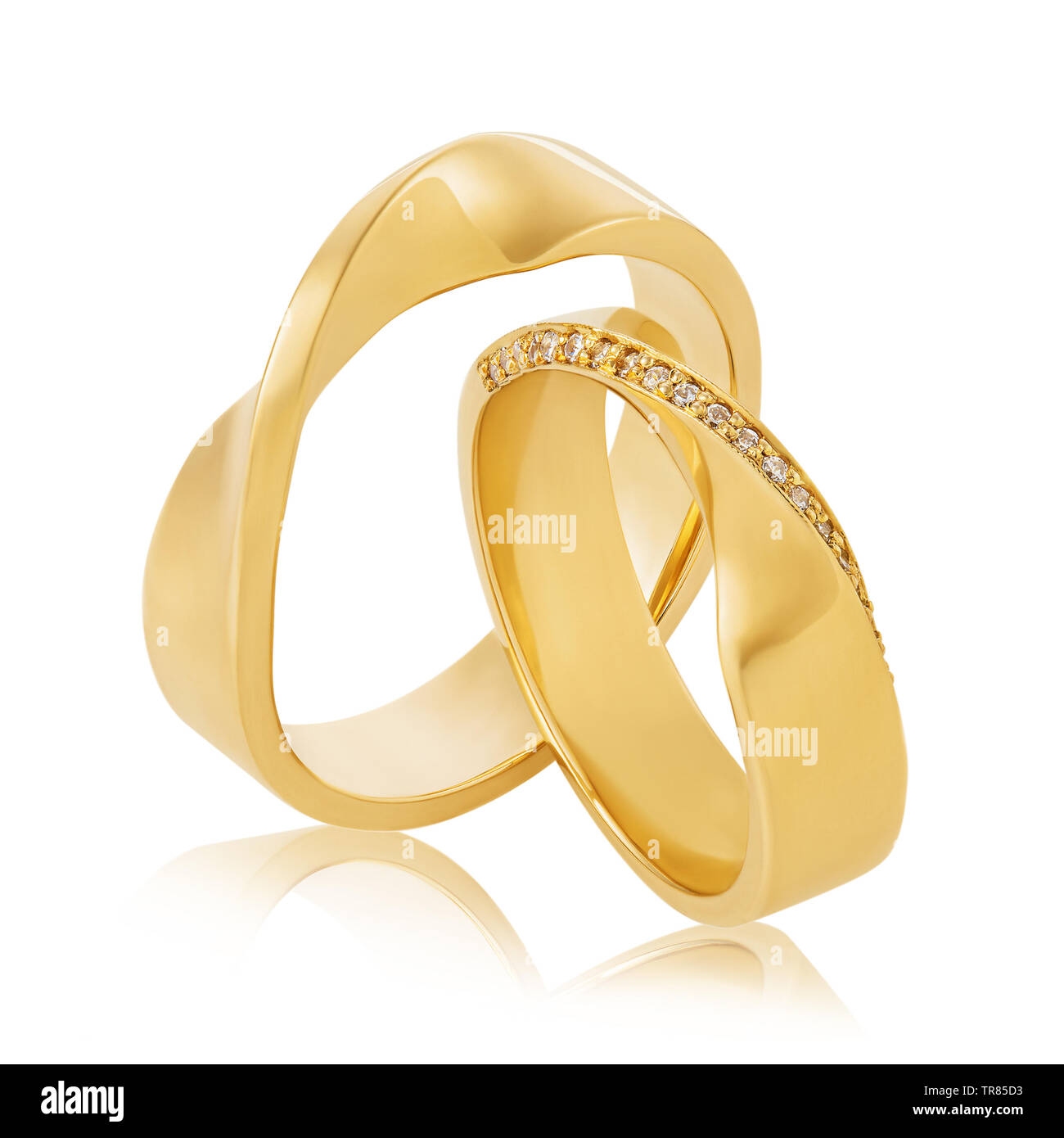 Bella coppia di anelli di nozze in oro giallo con gemme isolati su sfondo bianco Foto Stock