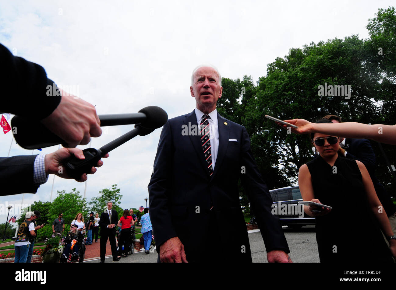 New Castle, Stati Uniti d'America. Il 30 maggio 2019. Ex Vice Presidente Joe Biden dà una reazione alla copertura del USS John McCain come egli parla di media dopo aver frequentato un il Delaware Giorno Memoriale della cerimonia, New Castle, DE Il 30 maggio 2019. Credito: OOgImages/Alamy Live News Foto Stock