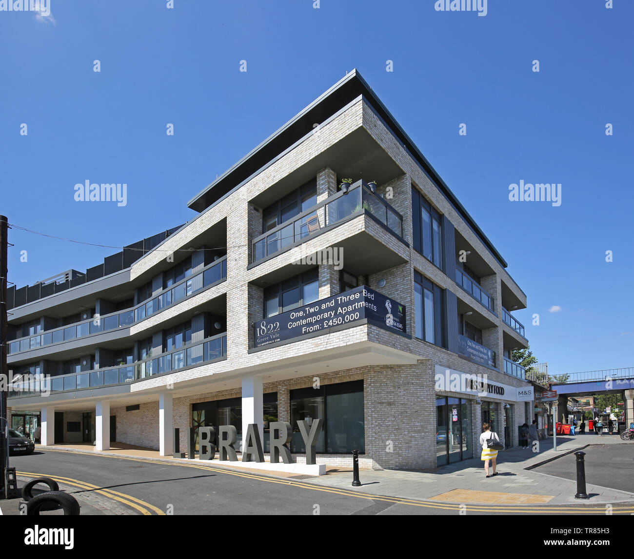 Il nuovo sviluppo accanto a est della Stazione Dulwich incorpora una nuova libreria, M&S il negozio di alimentari e gli appartamenti di cui sopra. Foto Stock