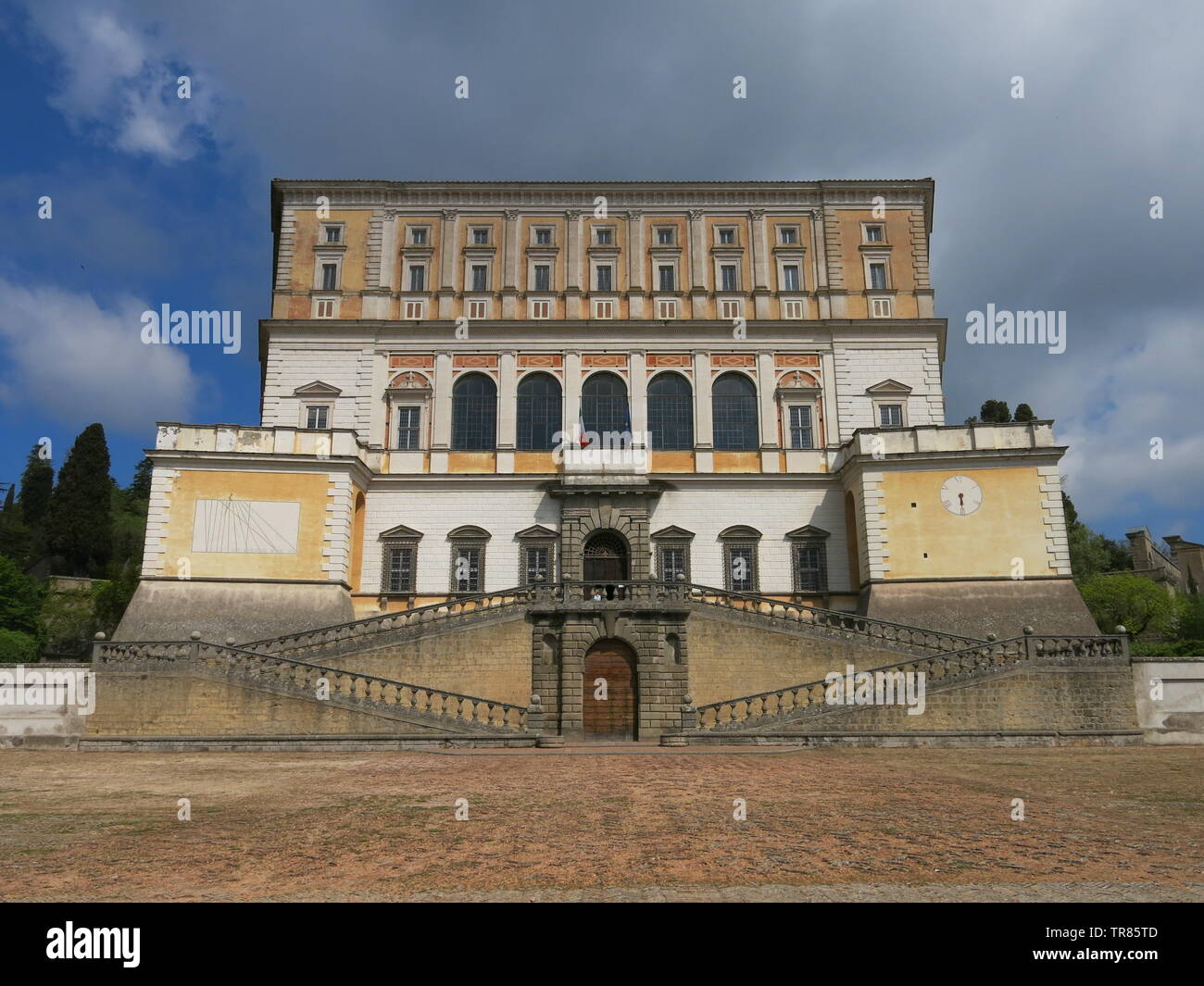 Vista di Villa Farnese con la sua scalinata a zig-zag che conduce fino al entrata Foto Stock
