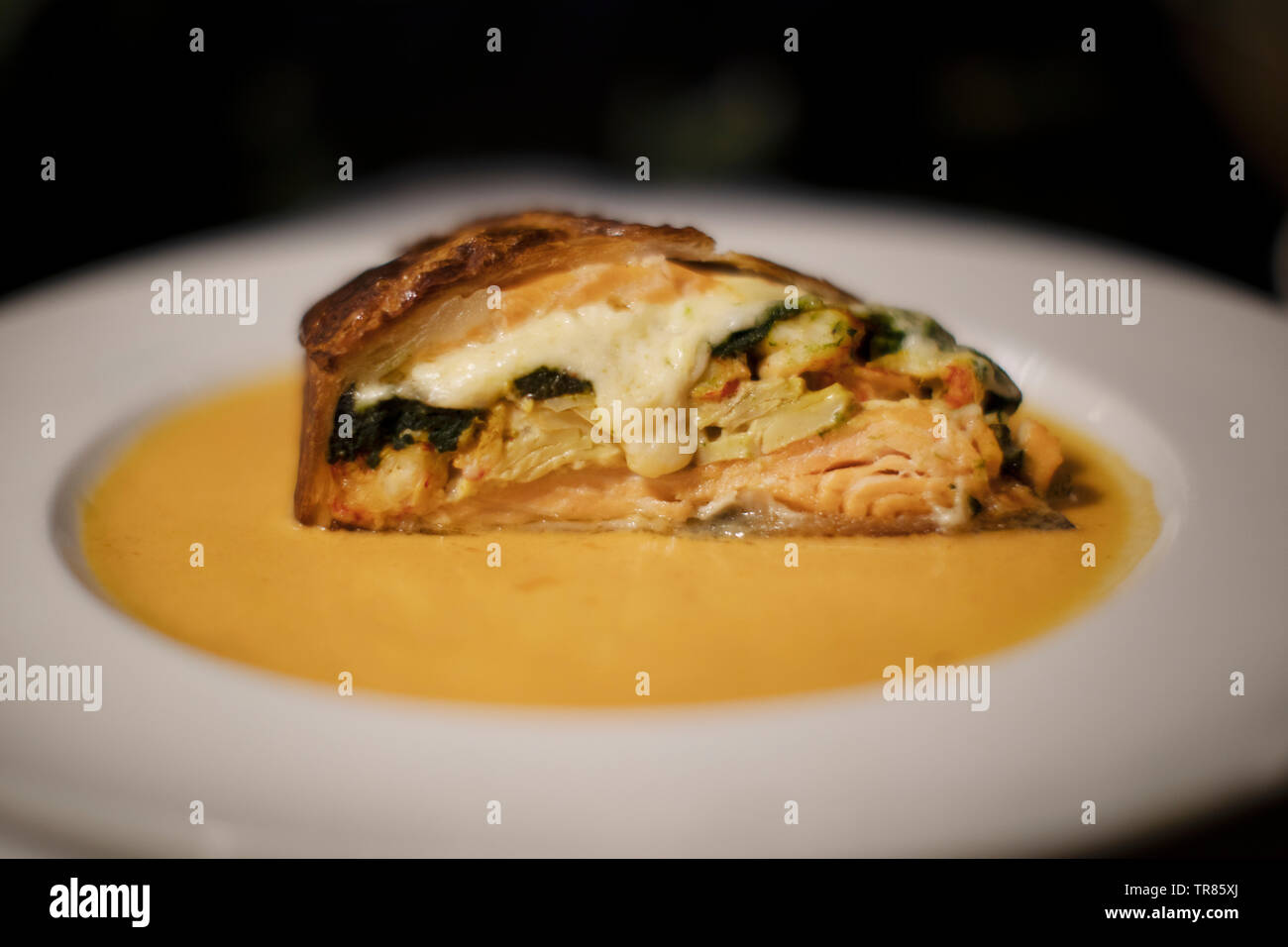 Salmone, pesce piatto, helathy cibo, rosa, pesce piatto salutare servita in un ristorante Foto Stock