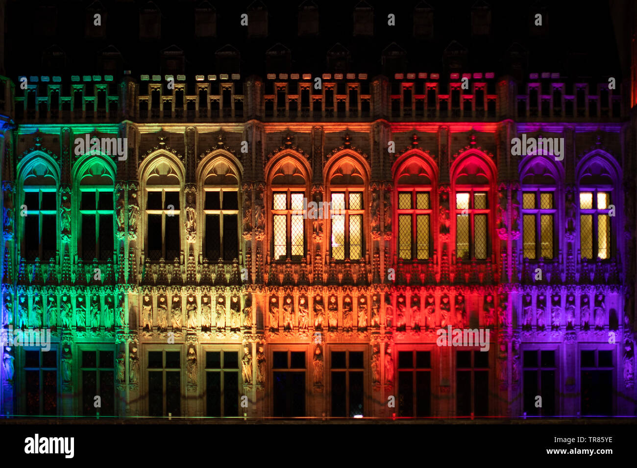 Gay Pride, Grand Place con bandiera gay colori, luci colorate Foto Stock