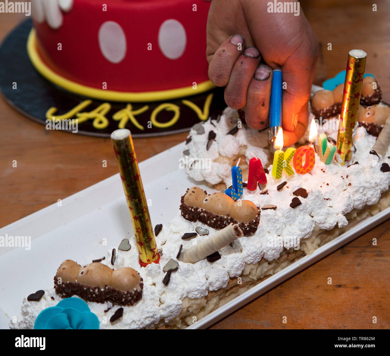 Torta di compleanno, decorata su una tavola di legno Foto Stock