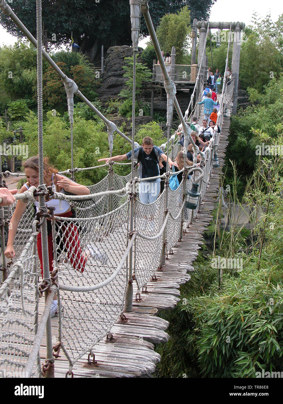 Corda e plancia ponte di sospensione è divertente per i turisti in Adventure Isle, Disneyland Park, Parigi, Francia Foto Stock