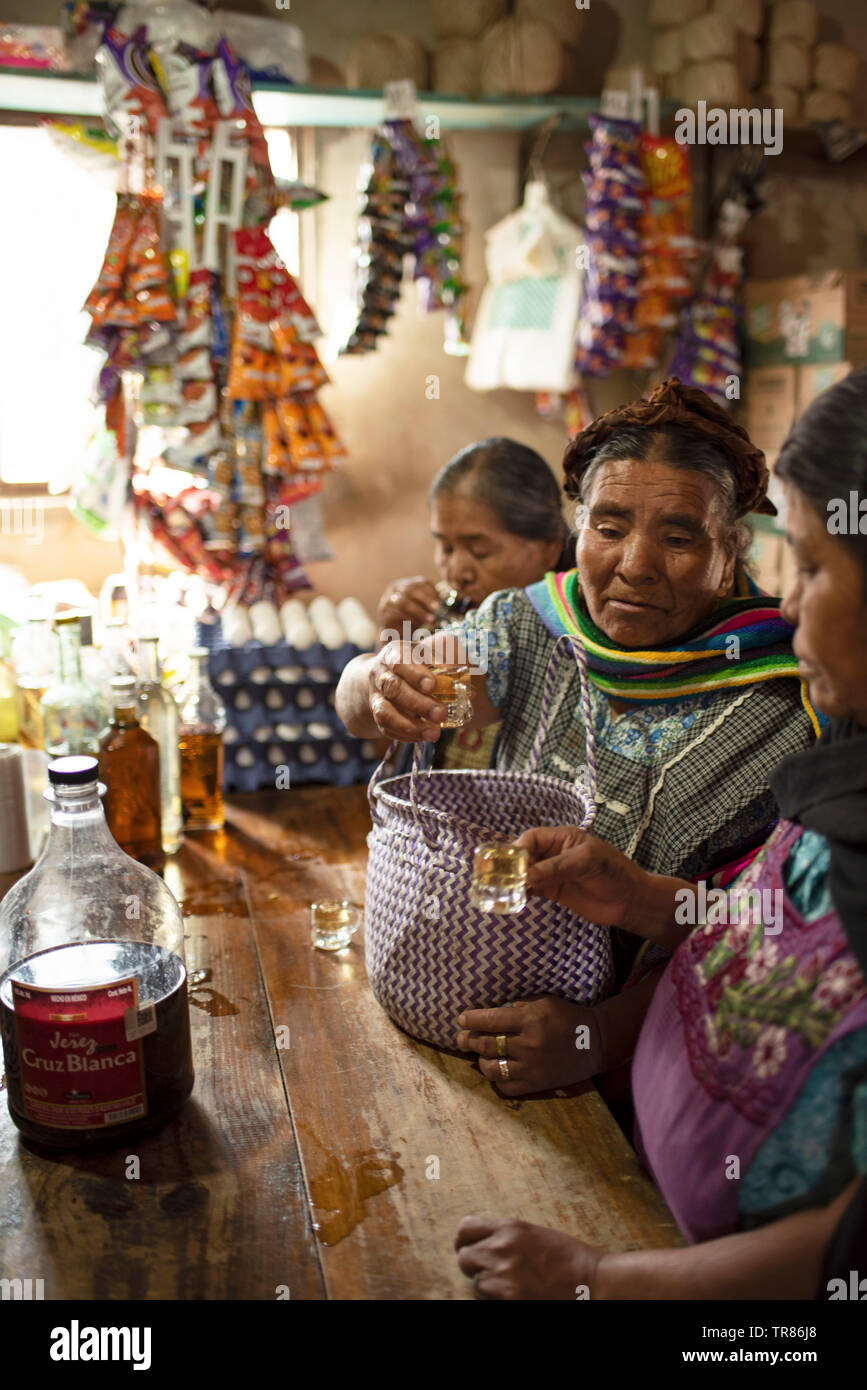 La tradizione locale di zapoteco gli abitanti di un villaggio per iniziare la giornata con un tiro di mezcal. Solo per donne bar a Teotitlan del Valle, Oaxaca, Messico. Maggio 2019 Foto Stock