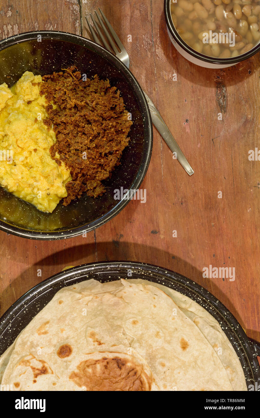 Messico colazione, machaca da sonora con le uova, i fagioli e la tortilla di farina. Per il ristorante, alimento blog, cibo messicano. Copia dello spazio. Foto Stock